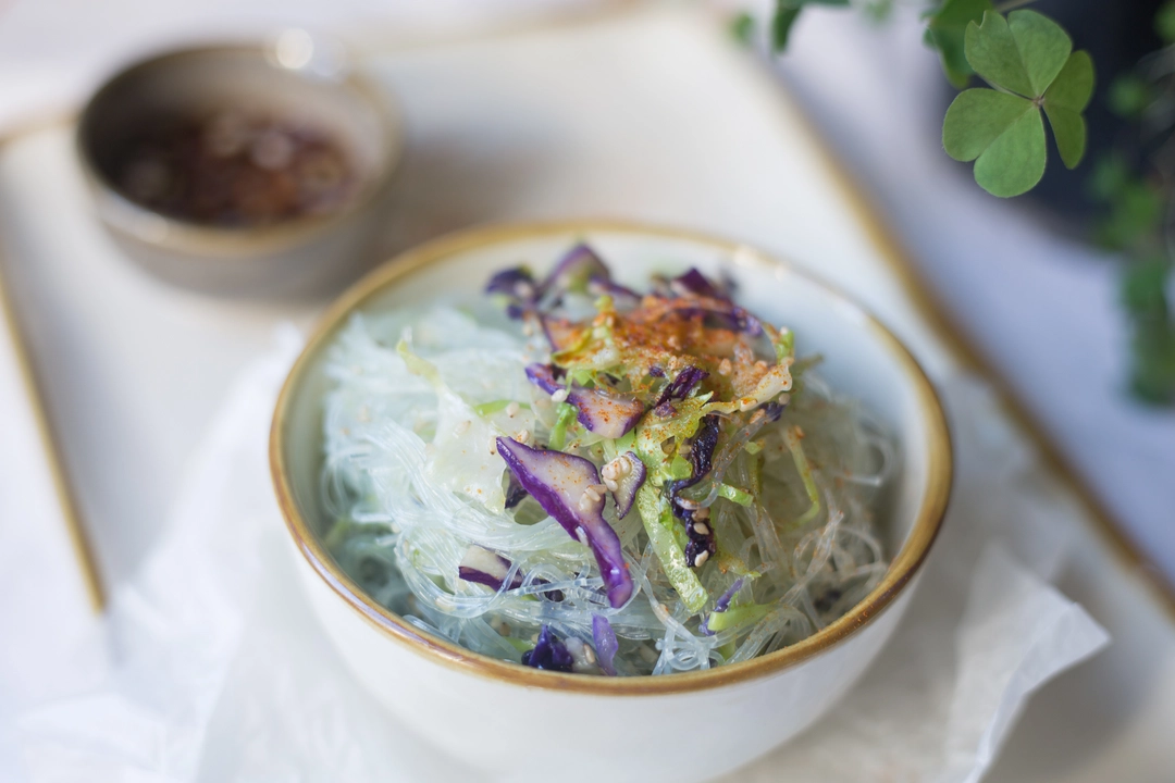 Recipe:  Rice noodles, bicolor cabbage and sesame