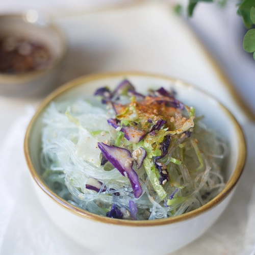  Rice noodles, bicolor cabbage and sesame