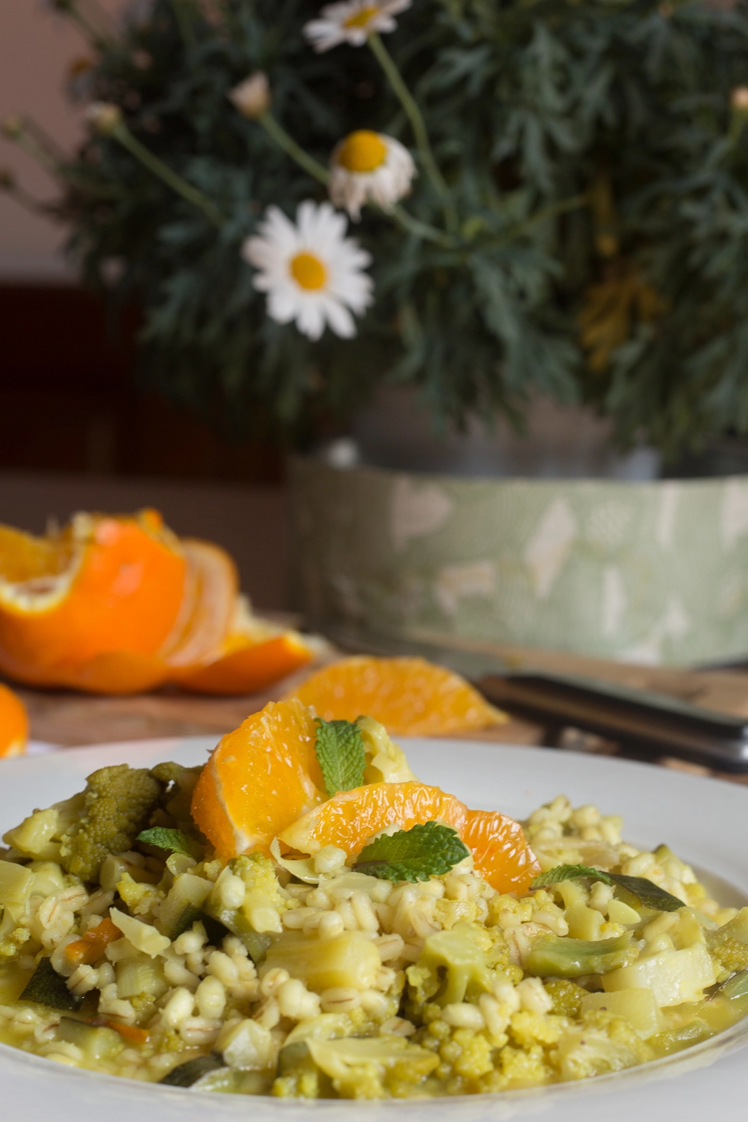 Ricetta: Orzotto vegan al broccolo romanesco, asparagi, menta e arancia  - 1