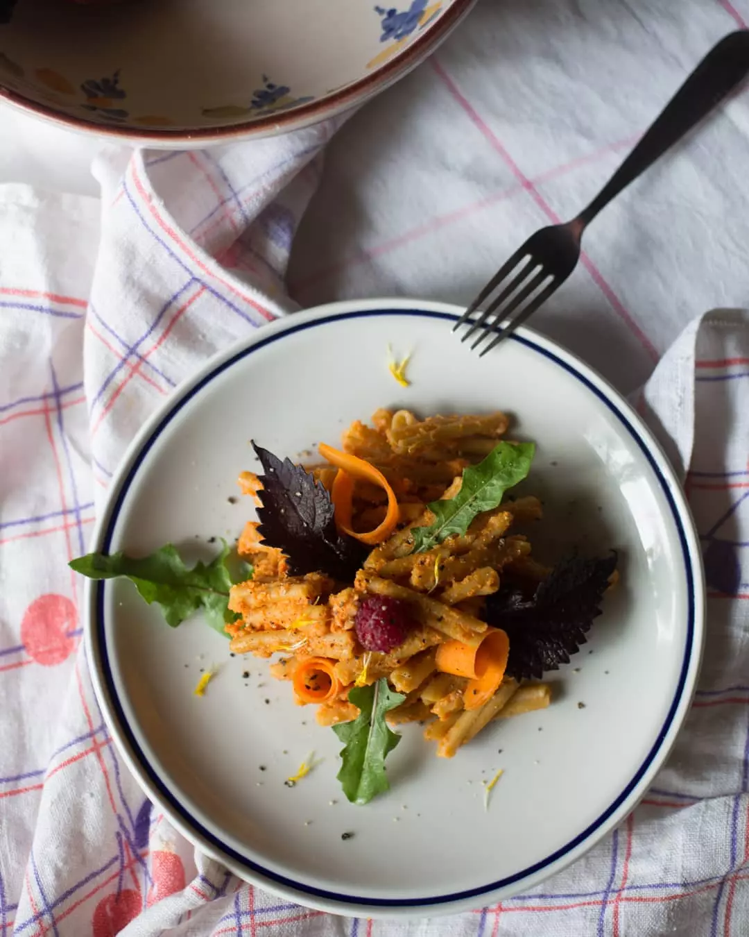 Ricetta: Strozzapreti di ceci con pesto di carote, tarassaco e foglie di shiso