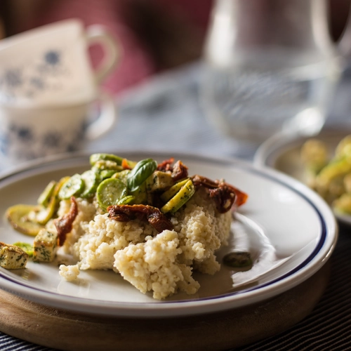 Il piatto unico: tofu, miglio e zucchine in padella