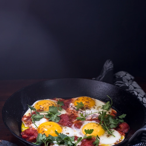 Tomato eggs that means: Shakshuka or the Italian "uova in purgatorio"