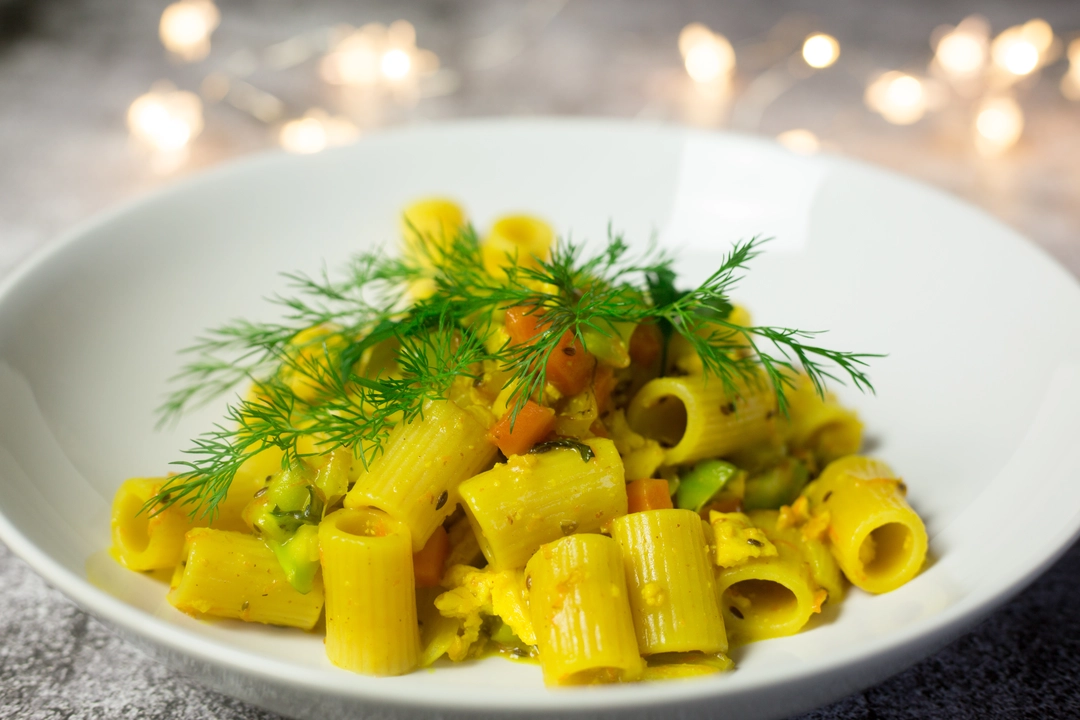 Recipe: Pasta with oat cream, tofu crumble, fresh turmeric and lots of vegetables