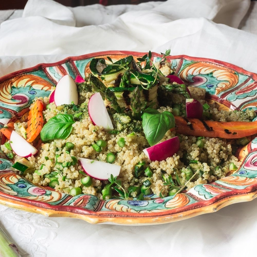 Insalata di quinoa con asparagi crudi, pesto di aromatiche e altre amenità