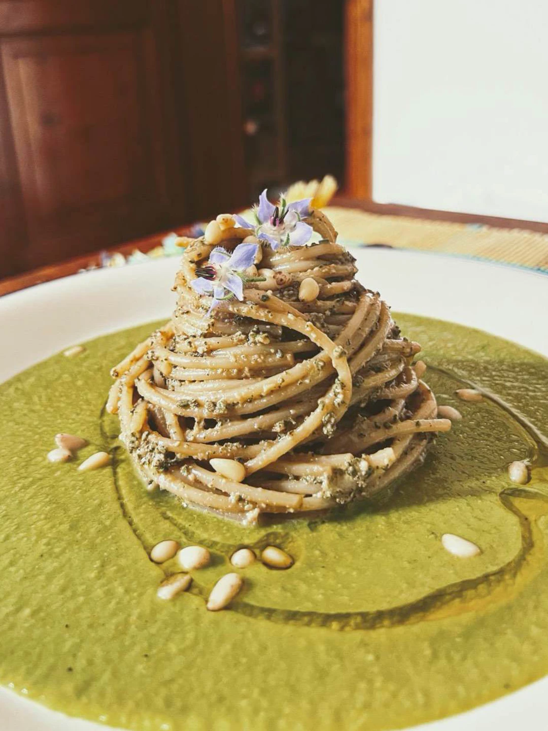 Ricetta: Spaghettoni, pesto di salvia e crema di piselli 