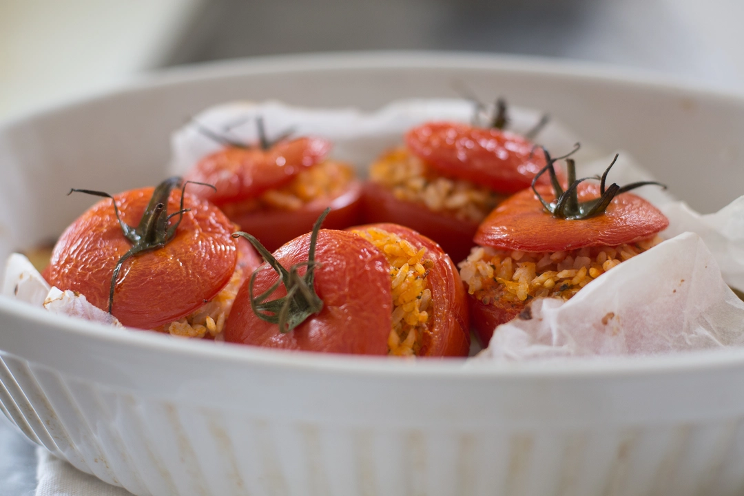 Ricetta: Pomodori ripieni vegani alla romana (con riso e aromatiche)