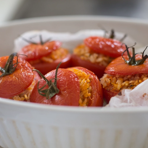 Pomodori ripieni vegani alla romana (con riso e aromatiche)