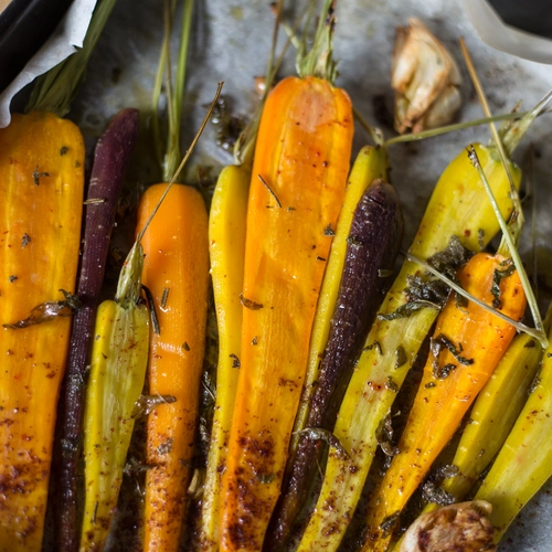  Tricolor baked carrots with aromatic herbs and spices