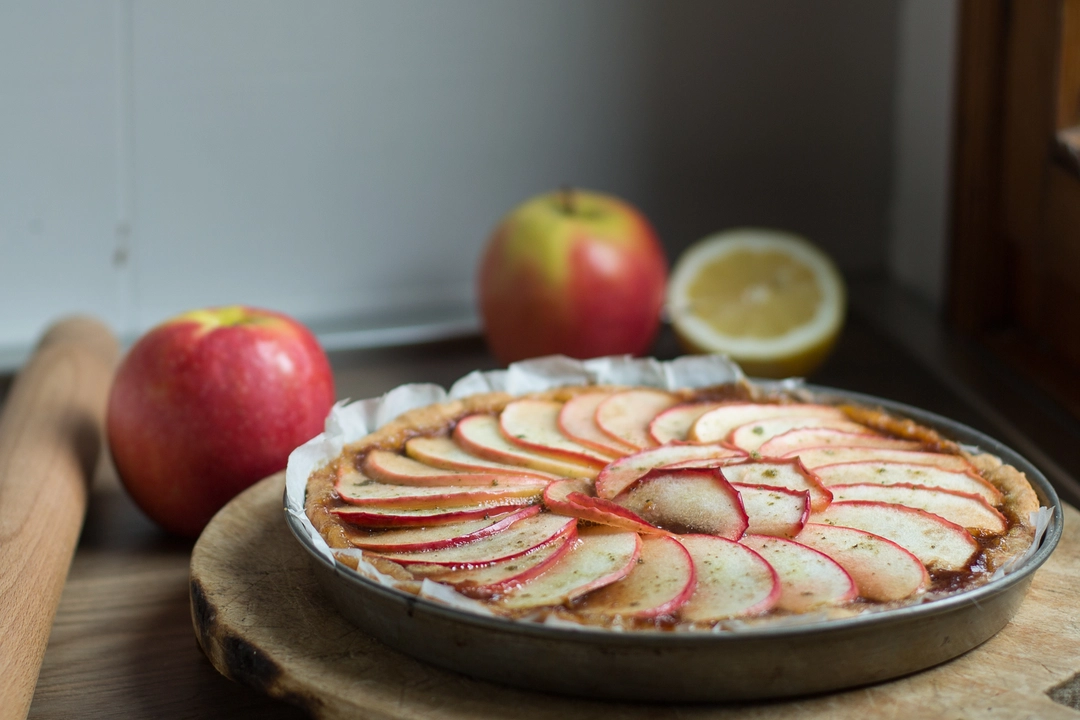 Recipe: Vegan sweet tart with apples and mint sugar