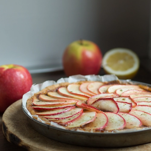Vegan sweet tart with apples and mint sugar